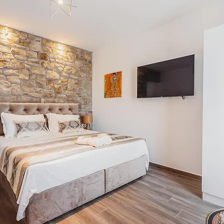 Four Elements Split Apartment Split